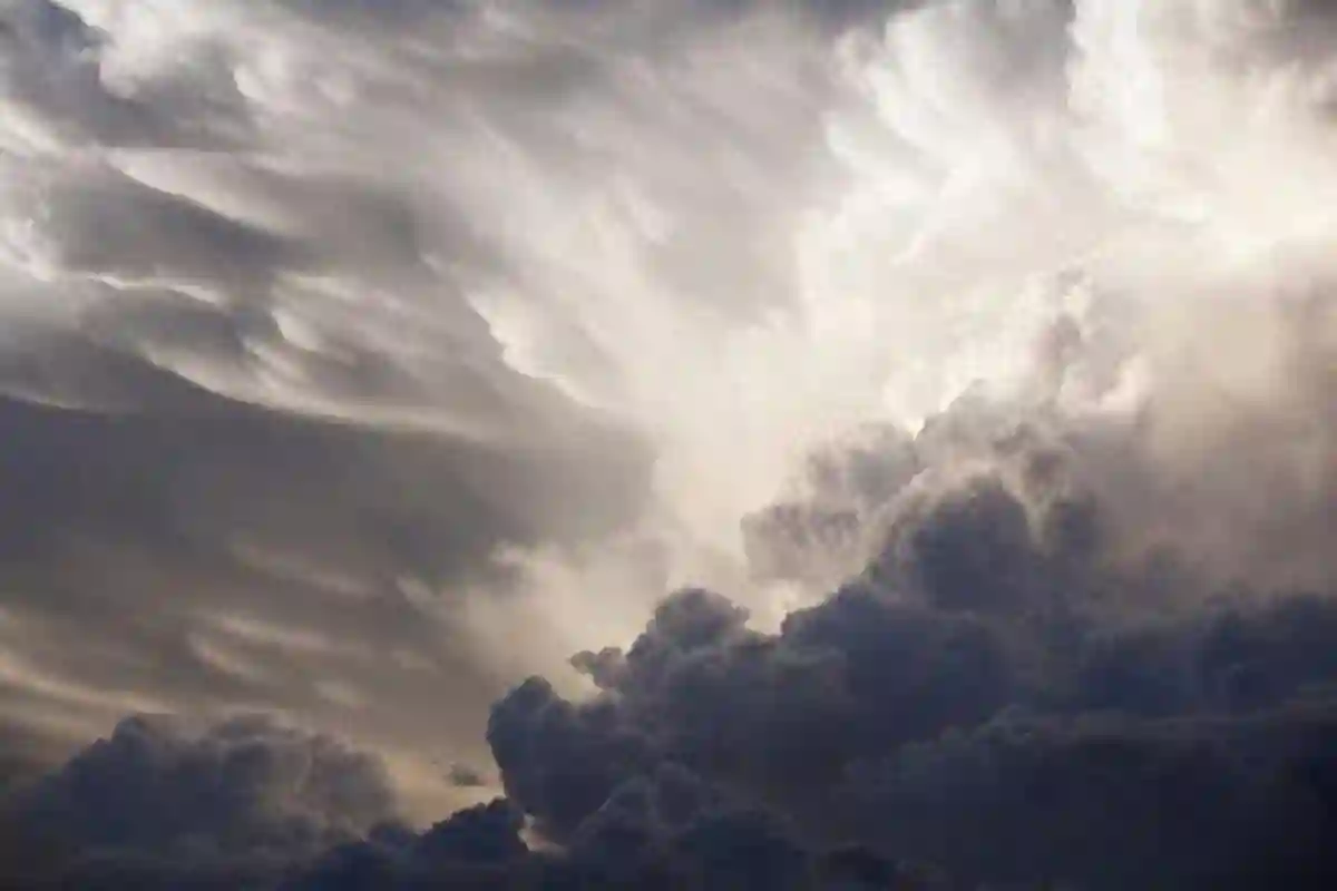 سحب رعدية ورياح نشطة تضرب عدد من مناطق المملكة.