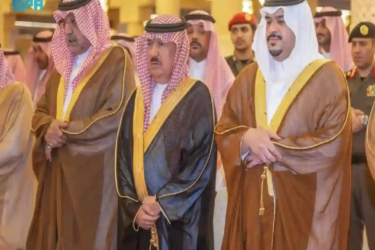 محمد بن عبدالرحمن يؤم الصلاة على الأمير فيصل بن تركي.