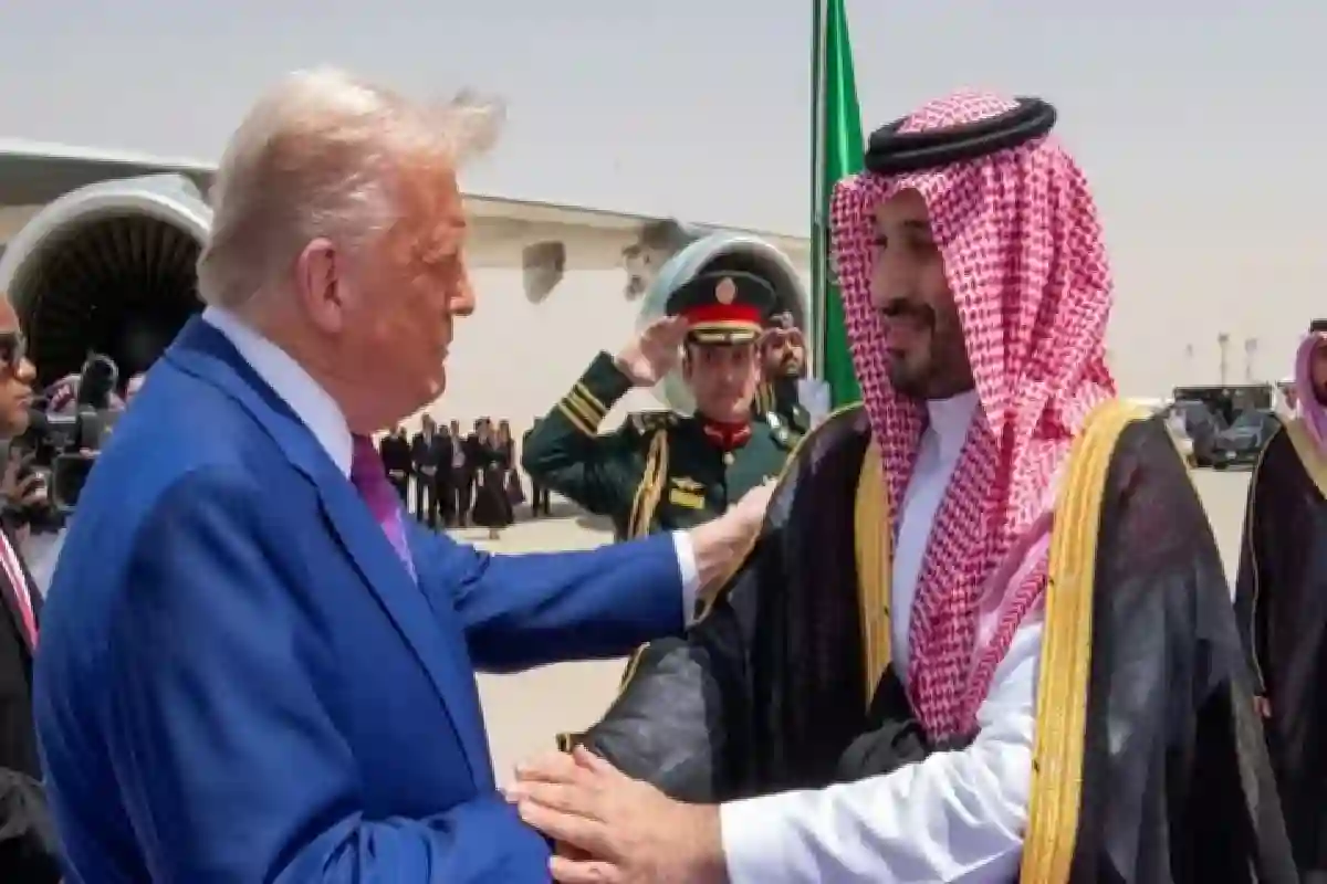 ترامب يفاجئ العالم برفع العقوبات عن سوريا بطلب من محمد بن سلمان.