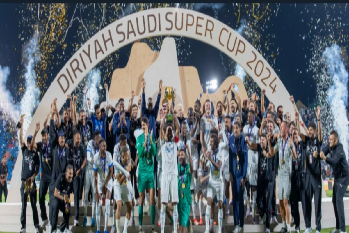 الهلال أثناء تتويجه بكأس السوبر