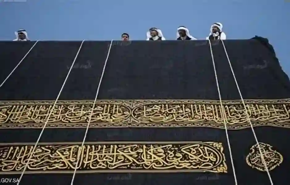 بدء تغيير كسوة الكعبة