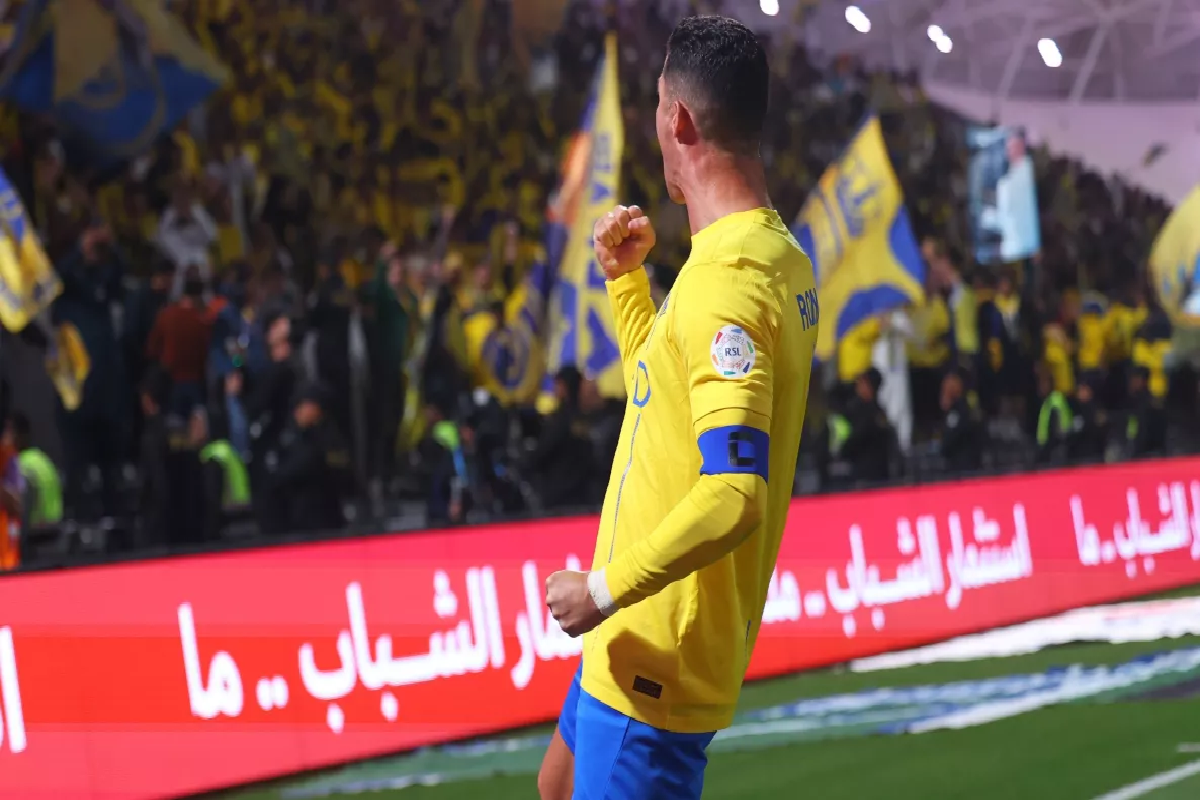 رونالدو يمدد عقده حتى هذا العام ويشعل الدوري السعودي.