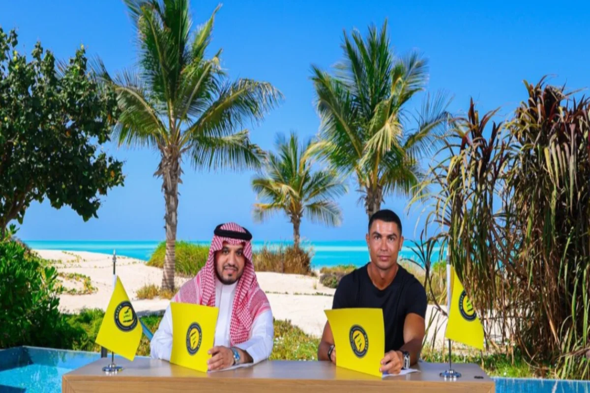 رونالدو أثناء توقيع العقد